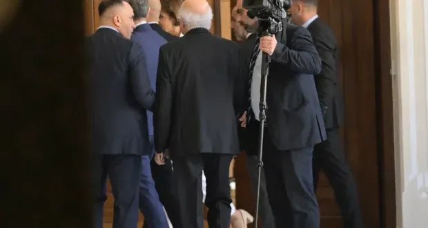 انسحاب وزراء الثنائي الشيعي من جلسة الحكومة يثير التكهنات حول مستقبل لبنان