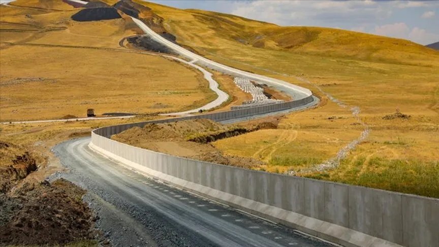 الأناضول: قسد تعزز دفاعاتها على الحدود التركية السورية وتهدد البنية التحتية في الرقة بأنفاق