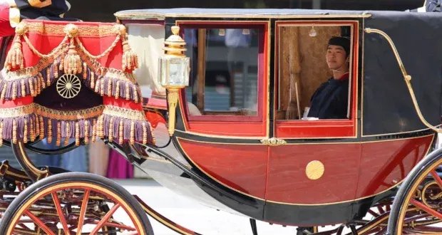 الأمير هيساهيتو يبلغ سن الرشد: حدث تاريخي يثير تساؤلات حول مستقبل العرش الياباني