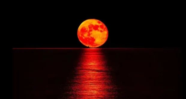 ظاهرة فلكية نادرة: "القمر الدموي" يزين سماء الوطن العربي في خسوف كلي مرتقب