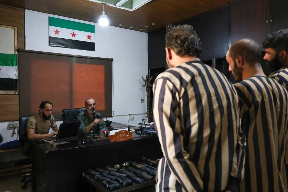 حمص: الأمن الداخلي يطيح بعصابة تنتحل صفة الشرطة لارتكاب جرائم السلب والمخدرات