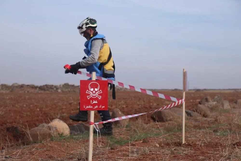 مأساة في خان شيخون: طفل يلقى حتفه وإصابة أربعة آخرين بانفجار من مخلفات الحرب