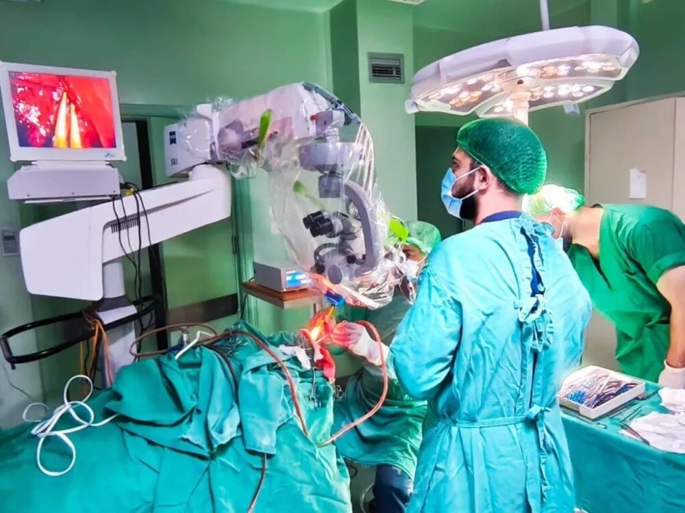 حمص: فريق طبي ينجح في استئصال ورم دماغي نادر بعملية جراحية نوعية