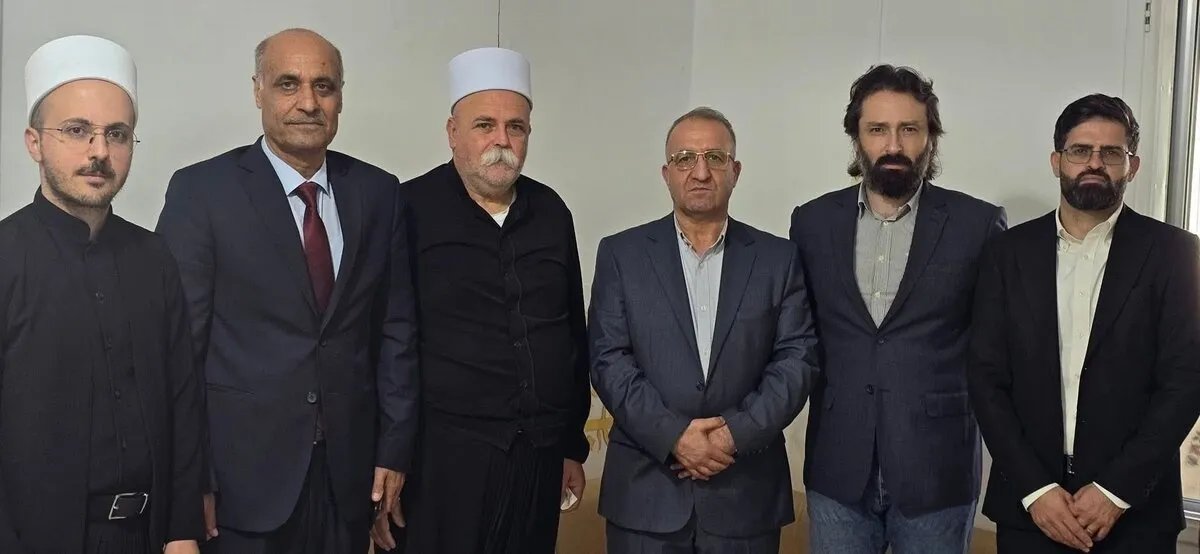 الإدارة الذاتية تؤكد على اللامركزية وتلتقي المرجع الدرزي في لبنان