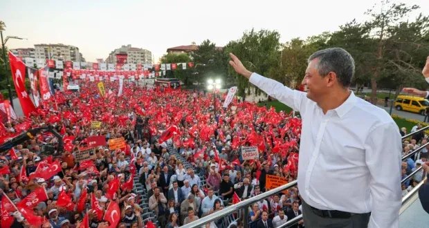 حزب «الشعب الجمهوري» التركي يعقد مؤتمراً استثنائياً لتعزيز موقع رئيسه أوزغور أوزيل