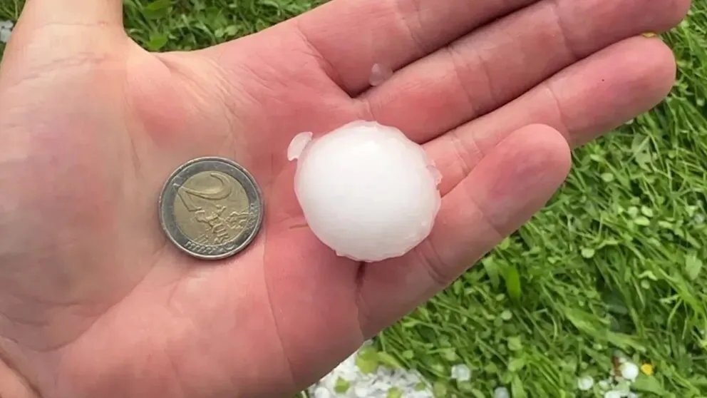 عواصف وبرد بحجم العملات المعدنية يضرب ولايات ألمانية ويتسبب بأضرار جسيمة