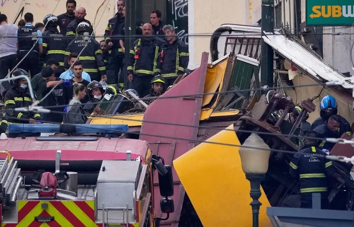 فاجعة في البرتغال: مصرع 15 شخصًا وإصابة 18 في حادث انقلاب قطار "غلوريا" الجبلي