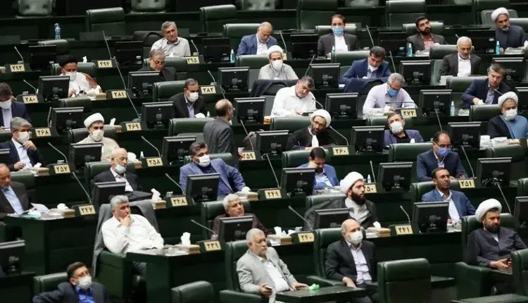 البرلمان الإيراني يبحث اقتراحاً بالانسحاب من معاهدة حظر الانتشار النووي