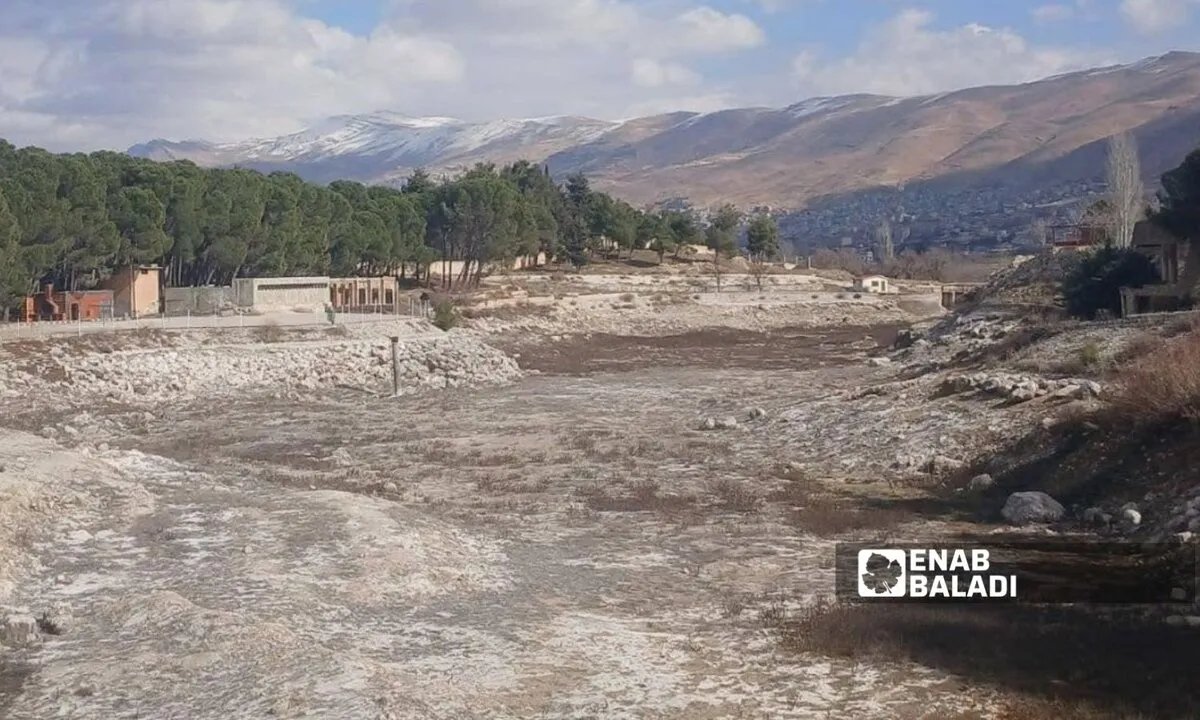 تعديات "حزب الله" واستنزاف المياه يجففان "بحيرة بردى" ويحولانها إلى ذكرى