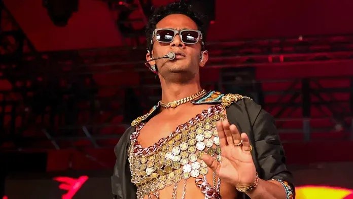 إطلالة جريئة تثير الجدل: محمد رمضان بـ"ملابس نسائية" يشعل غضب إسرائيل