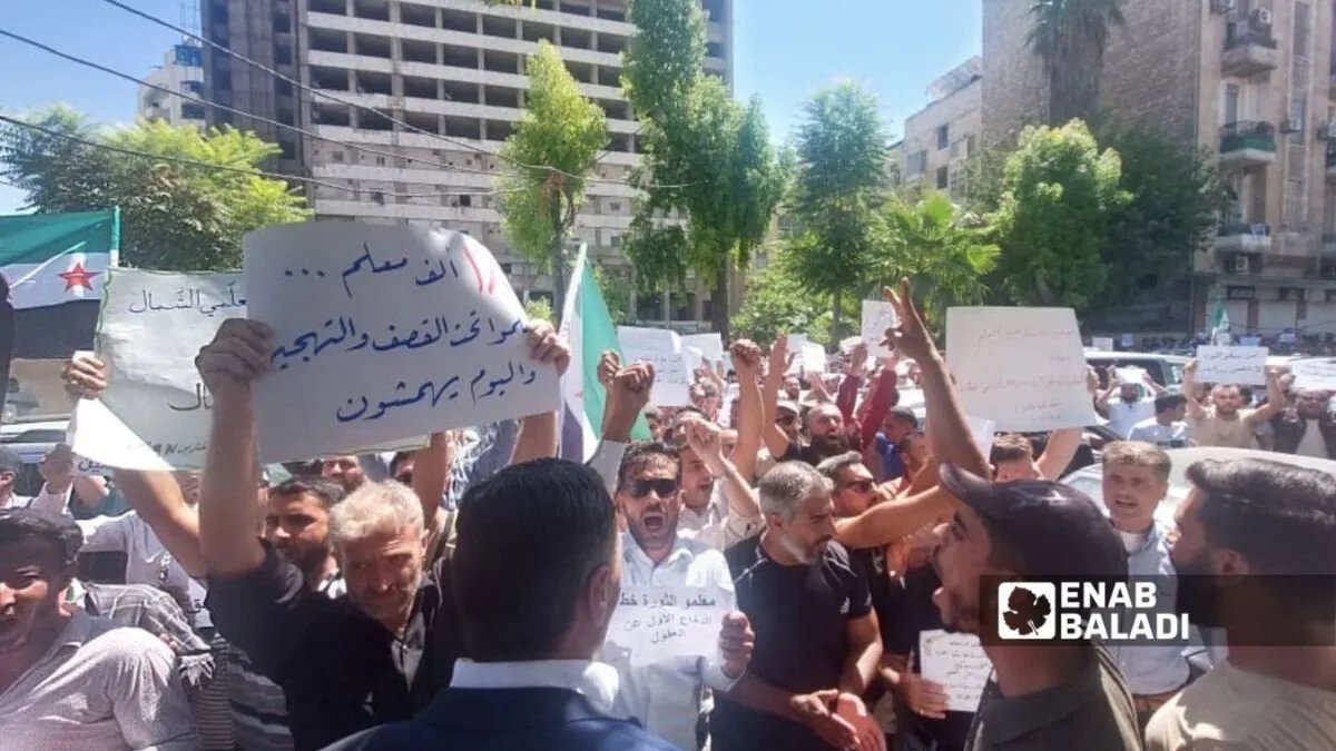 معلمو الشمال السوري يقتحمون مديرية التربية بحلب للمطالبة بالتثبيت وصرف الرواتب