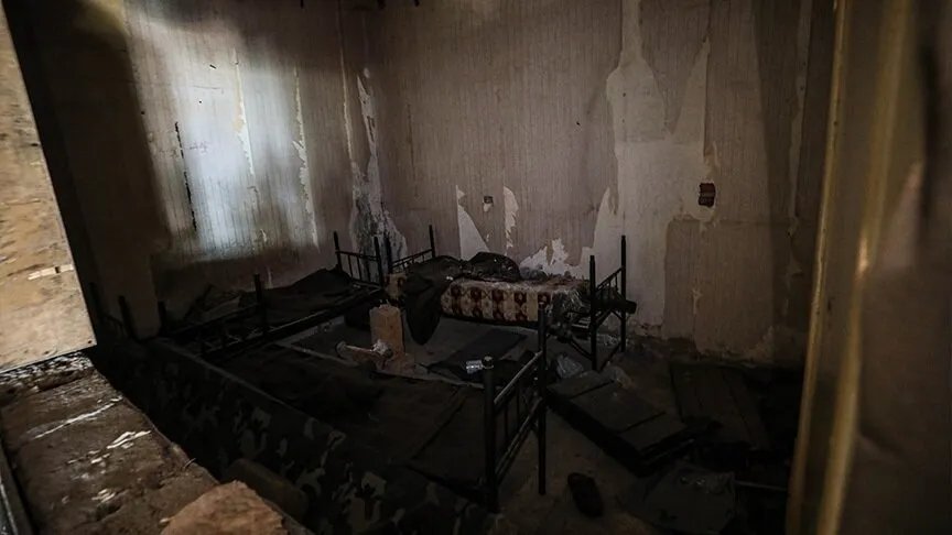 الأناضول تكشف: زنزانة الصحفي الأمريكي أوستن تايس في قبضة نظام الأسد بدمشق