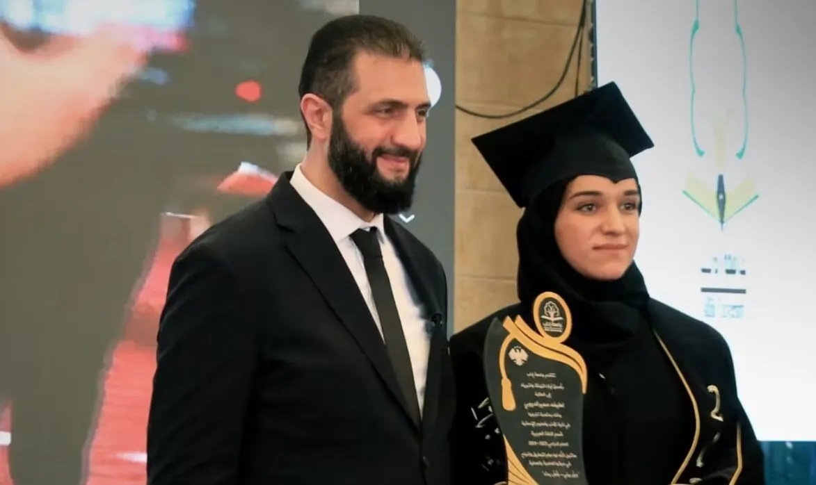 أحمد الشرع يثير تفاعلاً بحضوره حفل تخرج زوجته لطيفة الدروبي من جامعة إدلب