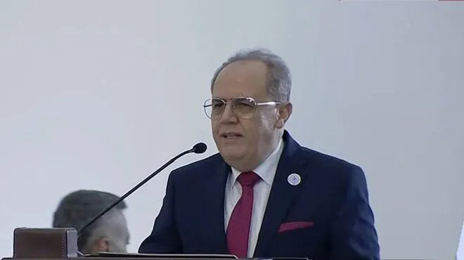 وزير التعليم العالي يكشف عن فضيحة فساد أكاديمي تهز جامعة سورية