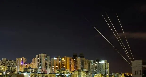 اعتراض مسيرات حوثية فوق إيلات وديمونا: تصعيد جديد في جنوب إسرائيل