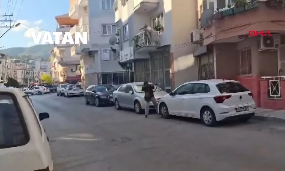 إزمير التركية: مراهق يشن هجومًا مسلحًا على مركز شرطة ويقتل شرطيين