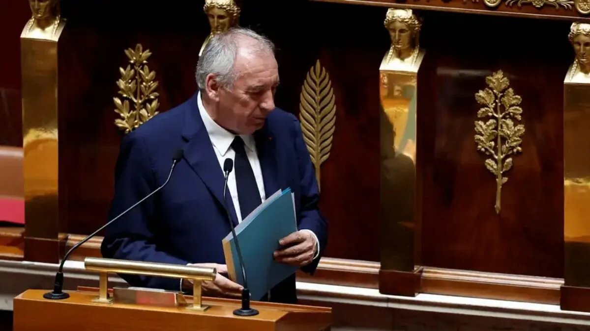 أزمة سياسية في فرنسا: البرلمان يُسقط حكومة فرانسوا بايرو وإيمانويل ماكرون يبحث عن مخرج