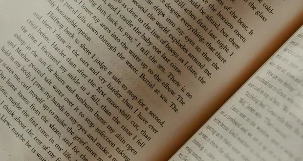 دليل شامل: كيف تساعدك القراءة على الاستمتاع بنوم هادئ وعميق؟