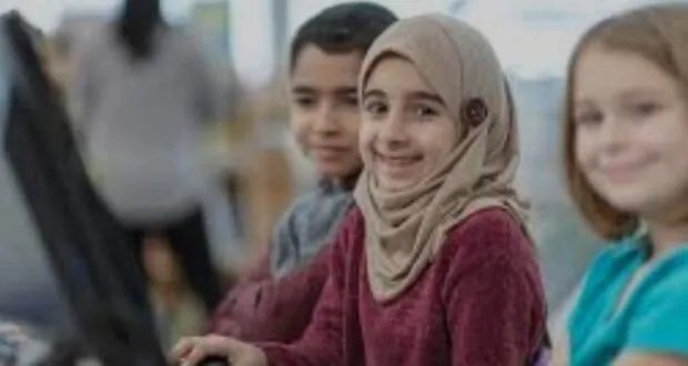 التعليم الرقمي: هل منصات التواصل الاجتماعي تُعزز مهاراتنا أم تُقدم وهماً؟