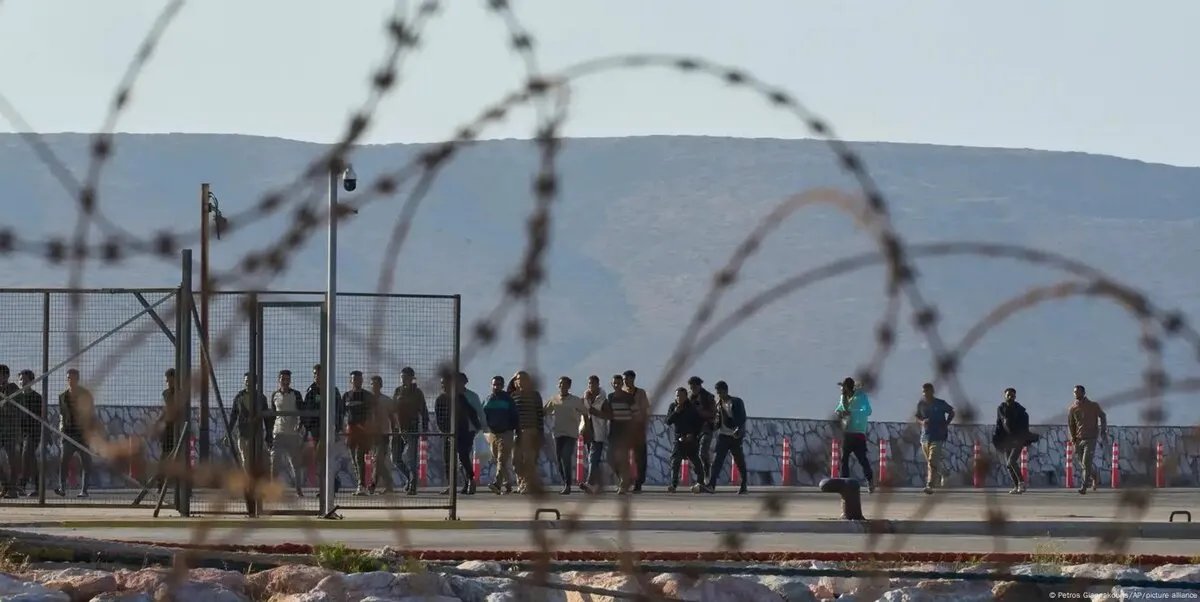 اليونان تشدد قوانين الهجرة: قانون جديد يجرم الإقامة غير الشرعية ويثير جدلاً واسعاً