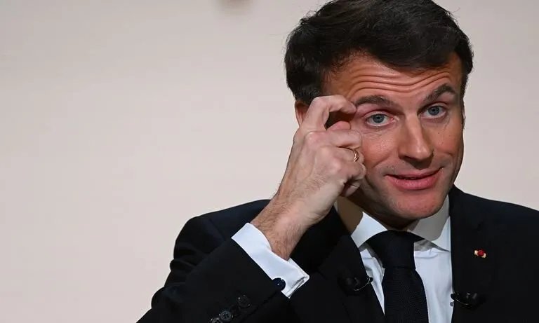 فرنسا في أزمة سياسية: البرلمان يسقط الحكومة.. وسنغافورة تتجنب التعقيدات بإلغاء المنصب