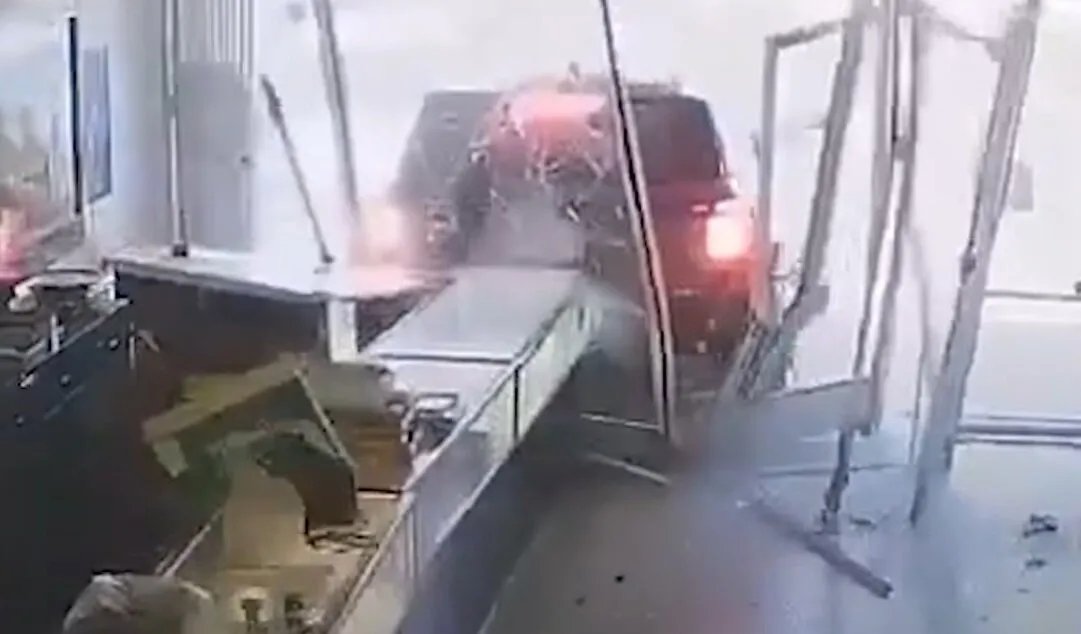 كاليفورنيا: سطو مسلح جريء يصيب صاحب متجر بجلطة قلبية أمام كاميرات المراقبة