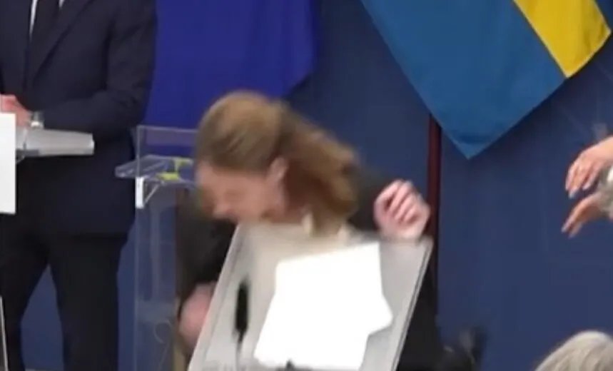 انهيار وزيرة الصحة السويدية الجديدة في أول أيام عملها بعد مؤتمر صحفي