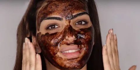 وصفة النشا والقهوة: اكتشفي سر البشرة المتألقة والنضرة بمكونات طبيعية