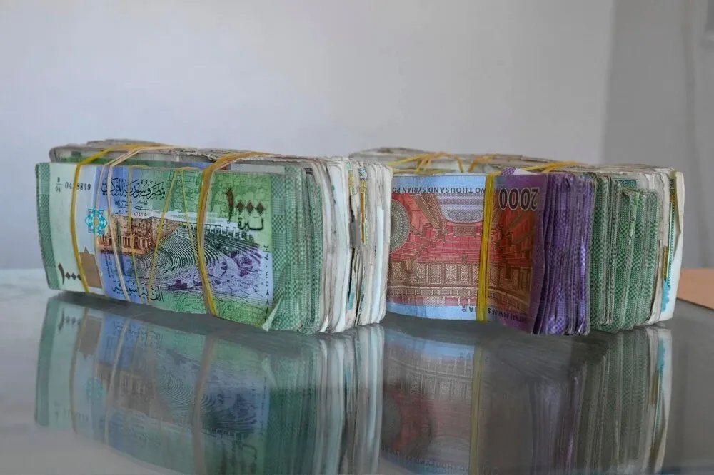 تقلبات حادة في سعر الليرة السورية وتحذيرات من المضاربات في السوق السوداء