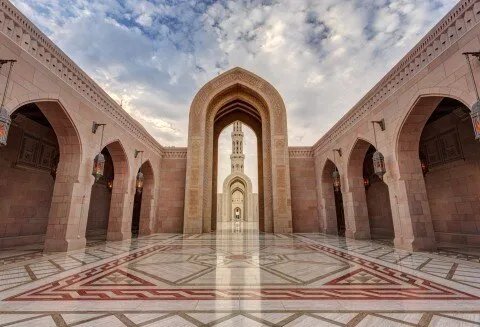 جامع السلطان قابوس الأكبر: تحفة معمارية ورمز وطني في قلب مسقط