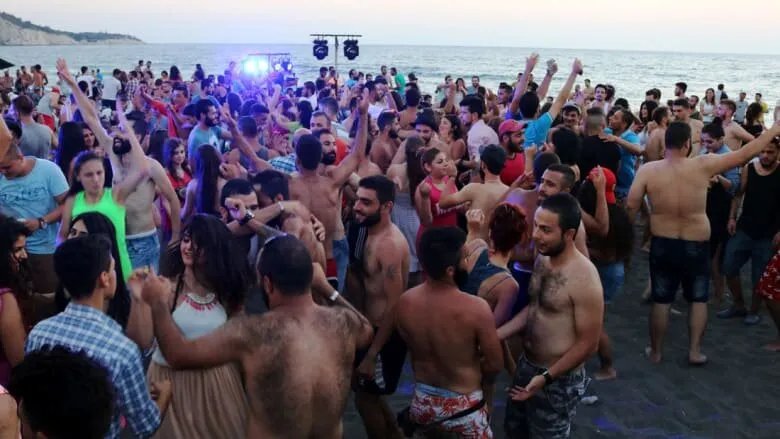 حفلة بكيني صاخبة تطيح بمنتجع "إكس بيتش" في اللاذقية بسبب عدم الترخيص