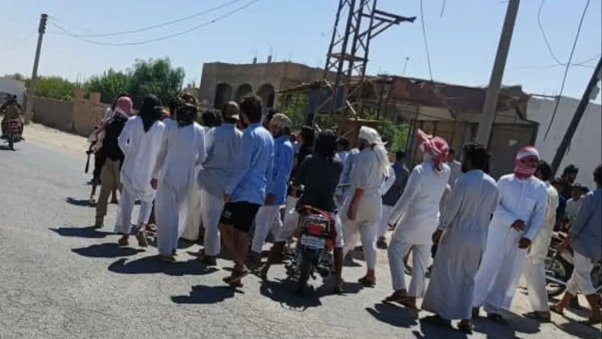 توتر في دير الزور: عشيرة الشعيطات تعلن النفير ضد "قسد" بعد مقتل شاب