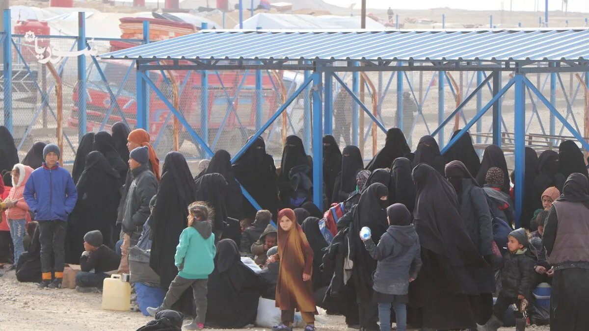 أكبر دفعة منذ 2021: أكثر من 800 لاجئ عراقي يعودون إلى بلادهم من مخيم الهول بدعم دولي