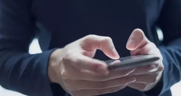 فرنسا توصي بحظر استخدام الأطفال دون 15 عامًا لمنصات التواصل الاجتماعي