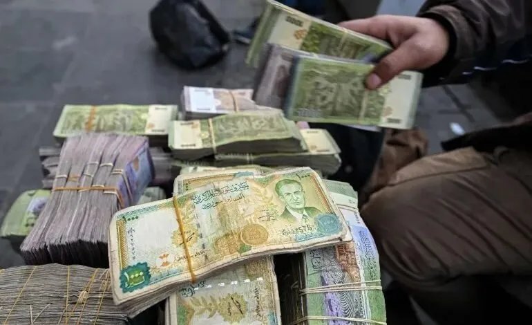 نظرة على أسعار صرف الدولار واليورو والذهب مقابل الليرة السورية في السوق السوداء اليوم