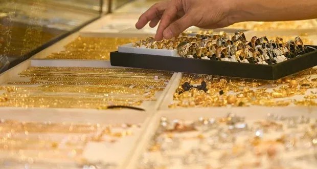 الذهب يحقق قفزة تاريخية ويتجاوز 3275 دولاراً للأونصة وسط مخاوف اقتصادية عالمية