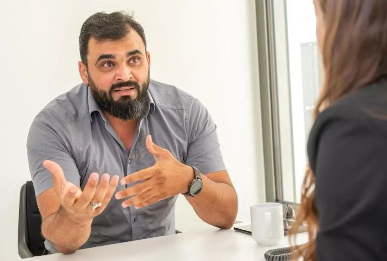 من الرقة إلى ألمانيا: قصة نجاح لاجئ سوري يصبح مستشارًا للاجئين