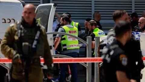 عملية طعن تهز القدس: إصابات في صفوف الإسرائيليين وحماس تعتبرها ردًا طبيعيًا