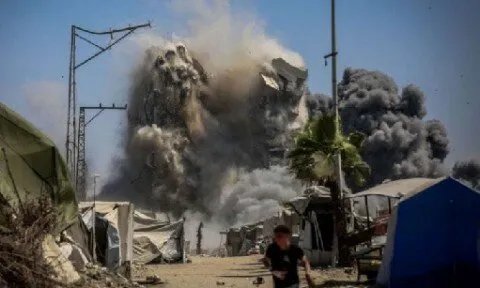 غزة تحت القصف: الجيش الإسرائيلي يدمر برج الصفدي ومبانٍ أخرى ويُشرّد عشرات العائلات في حي النصر