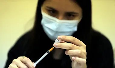 عودة كورونا في لبنان: هل نشهد موجة جديدة وحملة تلقيح مرتقبة؟