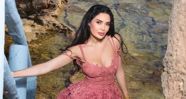 سيرين عبد النور تخطف الأنظار بأناقتها على شاطئ لبناني في إطلالة صيفية ساحرة