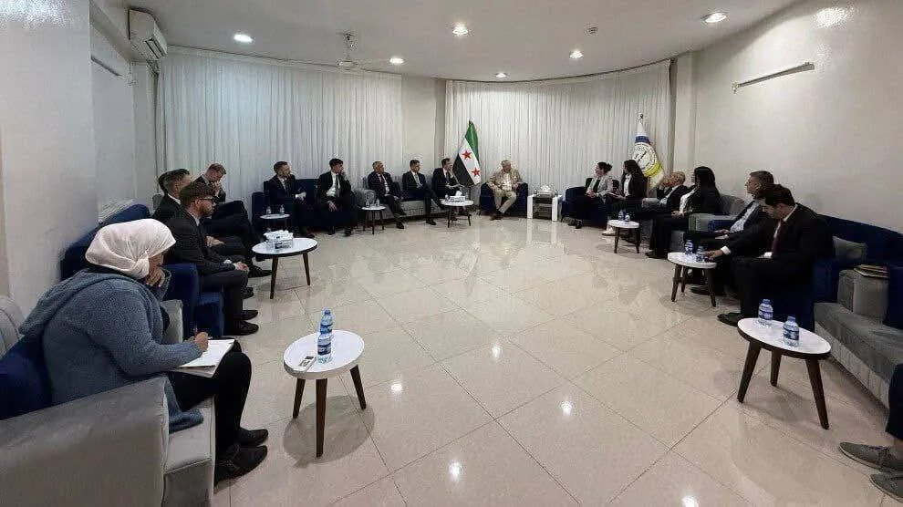 الإدارة الذاتية تستقبل وفداً أوروبياً بريطانياً وتُسرّع عودة النازحين إلى دير الزور