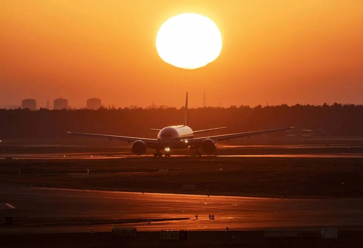 ذعر في مطار دوسلدورف: ألسنة اللهب تشتعل في محرك طائرة بوينغ أثناء الإقلاع