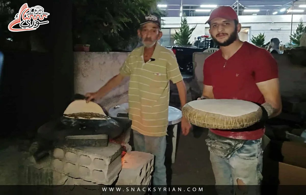 في السويداء: فارس وابنه غالب يخبزان الخبز مجاناً للتغلب على أزمة الخبز