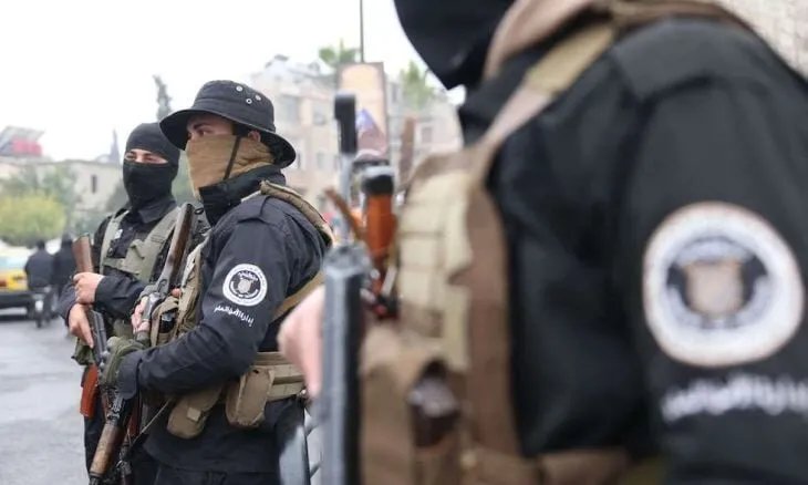 القبض على عميد سابق متهم بجرائم حرب في اللاذقية: تفاصيل مثيرة حول دوره في صيدنايا والغوطة الشرقية