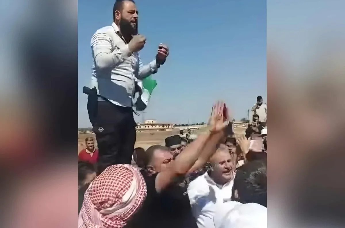 مسؤول أمني يهدد سائقي الشاحنات المعتصمين في حمص: "لن أرحم أحداً"
