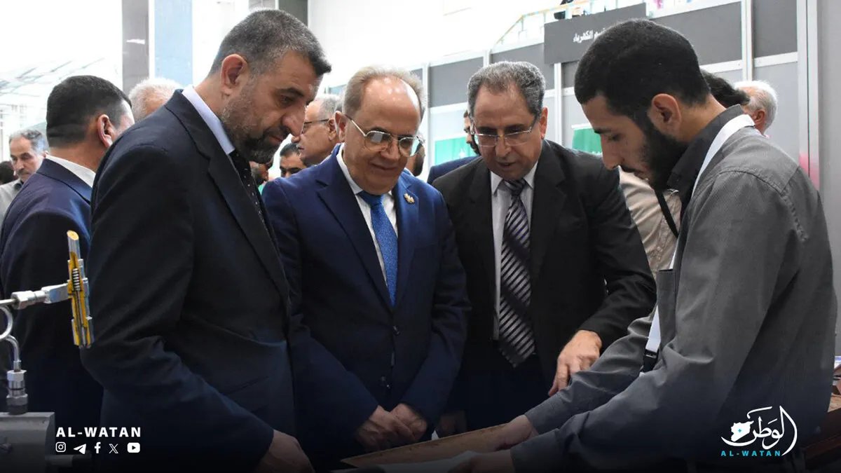 إقبال كبير على ملتقى "وجهتك الأكاديمية" ووزير التعليم العالي يسلّط الضوء على ركن الكليات العسكرية