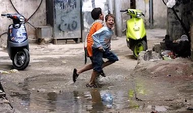 خطة عباس – سلام المثيرة للجدل: تفاصيل حول نزع السلاح وتهجير الفلسطينيين في لبنان وإزالة المخيمات