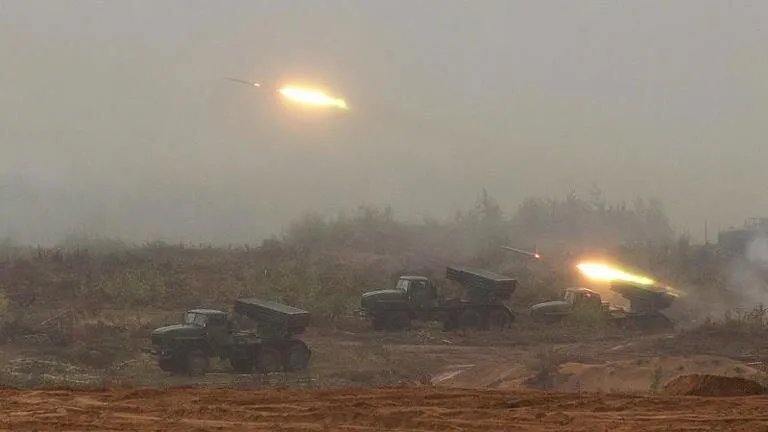 روسيا تستعرض قوتها بصاروخ "تسيركون" وفرنسا تدعم أوكرانيا رغم تجاوز خسائر موسكو المليون جندي