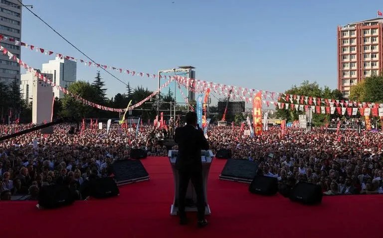 أنقرة تهتزّ: عشرات الآلاف يحتجون على حملة قضائية تستهدف حزب المعارضة الرئيسي